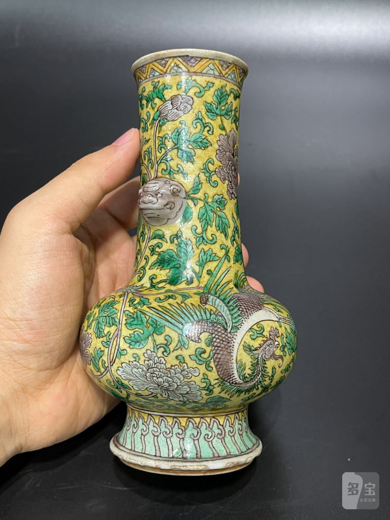 清康熙 黄地素三彩凤穿花牡丹纹铺首瓶 - 图5